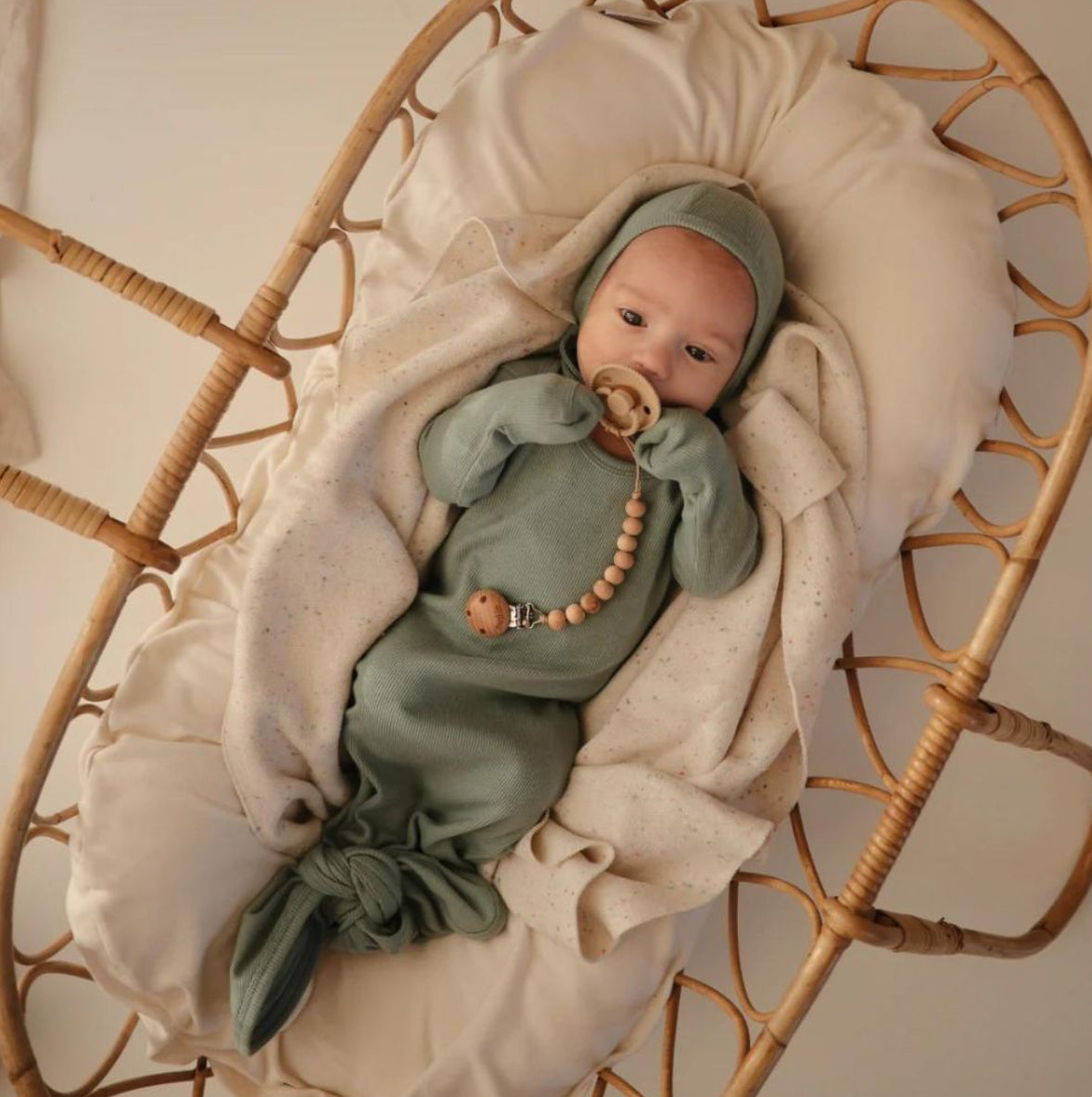 Bonnet de naissance à nouer Roman Green