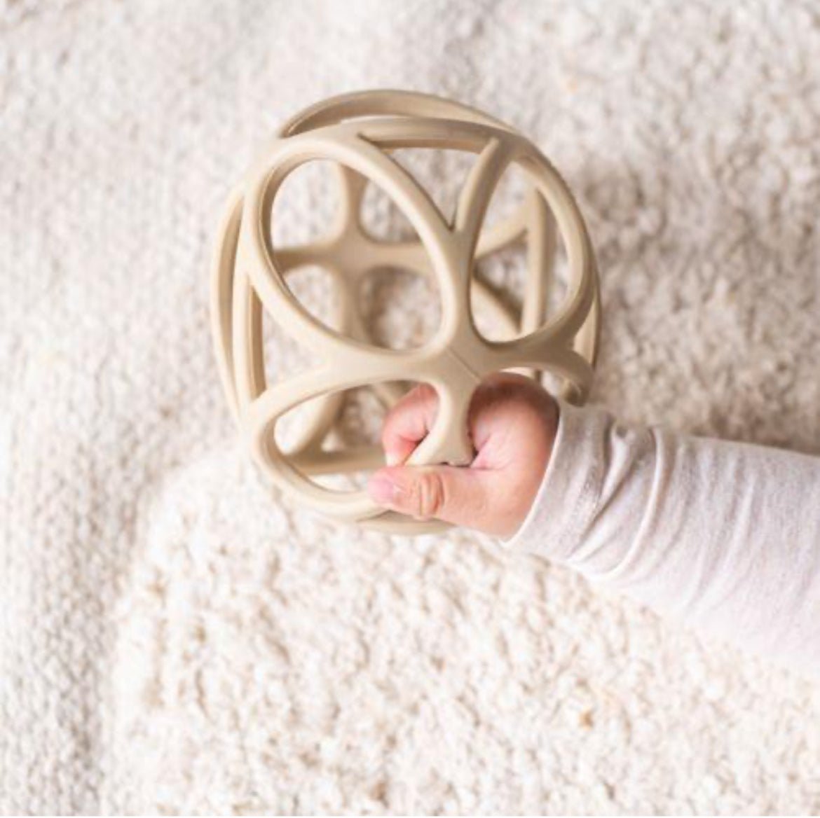 Balle sensorielle beige - Les ptites soeurs