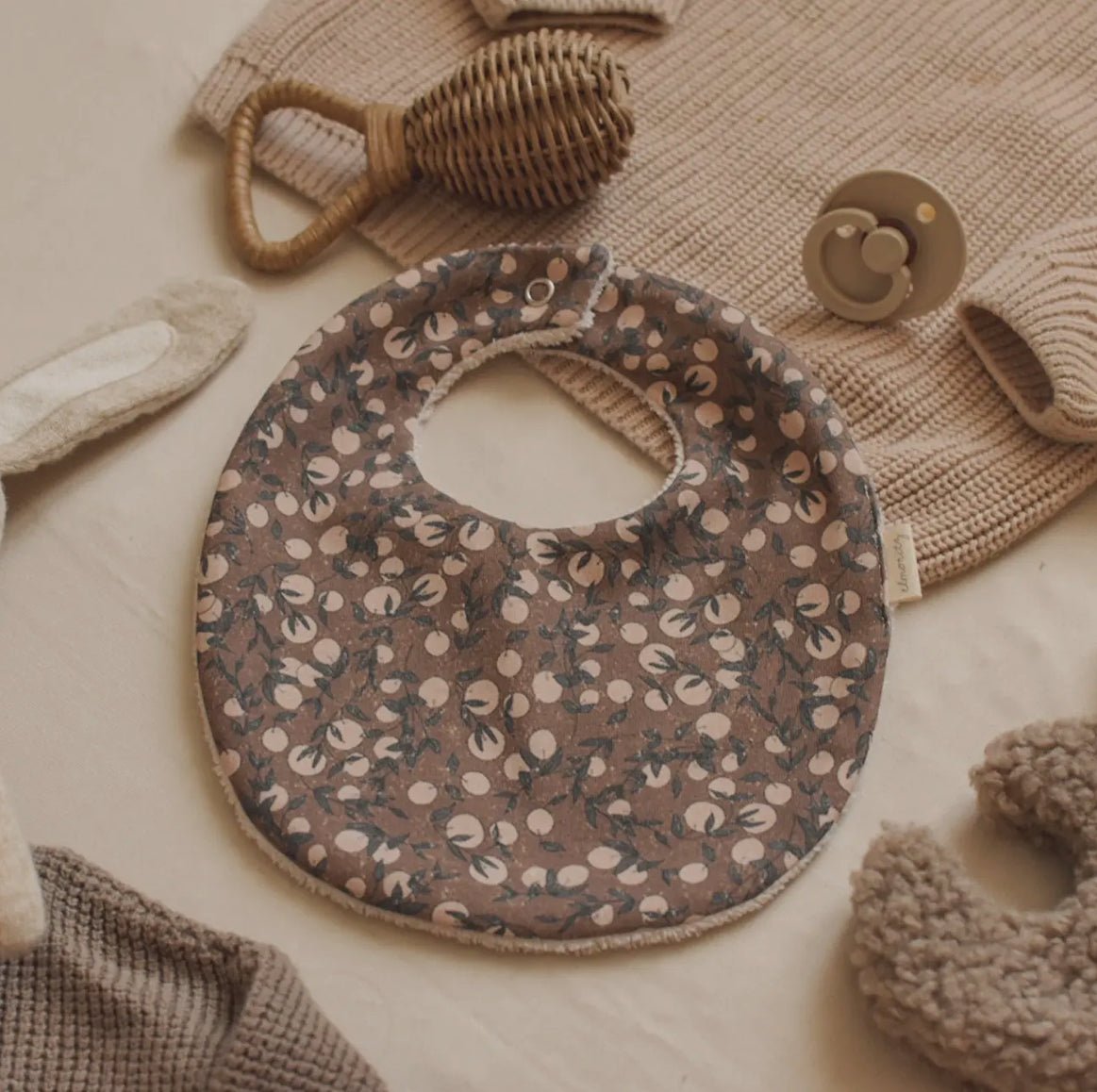 Bavoir maille de coton bio Clémentine marron - Les ptites soeurs