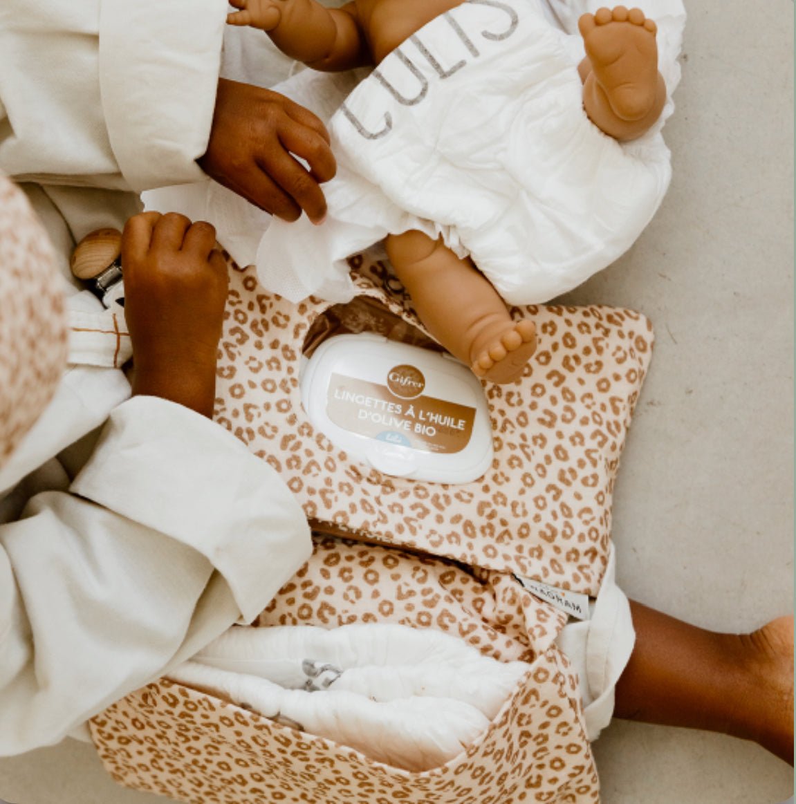 Pochette range couches en gaze de coton - Léopard « baby love » - Les ptites soeurs