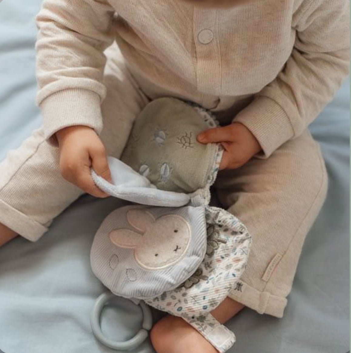 Miffy livre en tissu pour poussette - Lucky Leaves - Les ptites soeurs