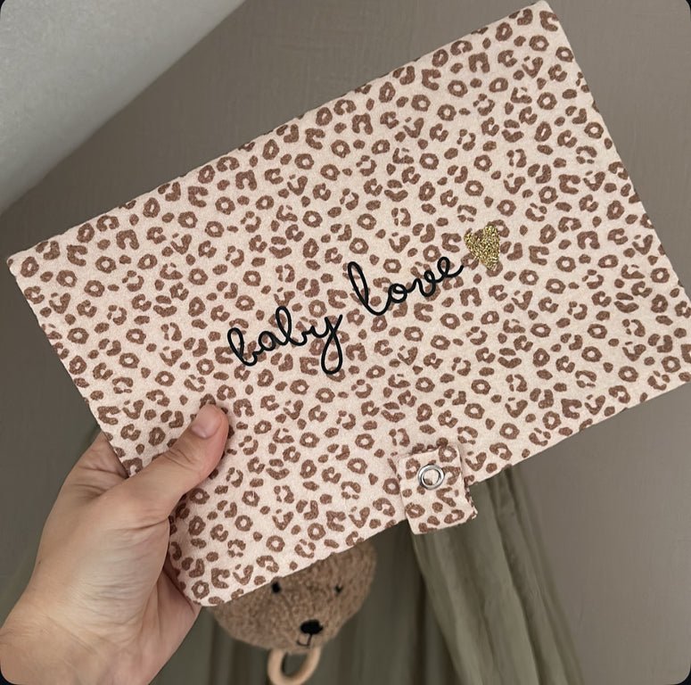 Pochette range couches en gaze de coton - Léopard « baby love » - Les ptites soeurs